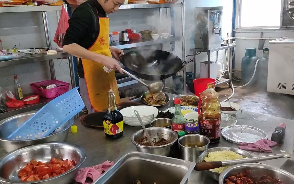 【盒饭】工地食堂承包商请两个厨师,一个专门做大锅菜,一个专门做领导