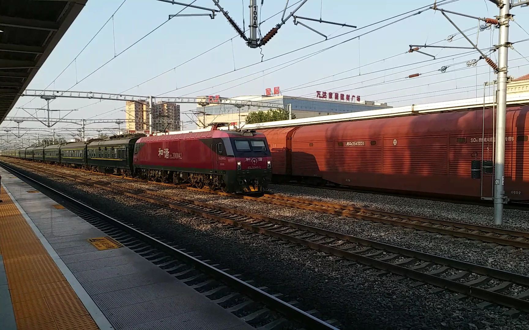 加挂了两节syw25k的t55次高速通过京广线徐水站