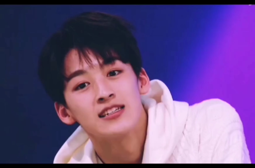 何洛洛##r1se何洛洛