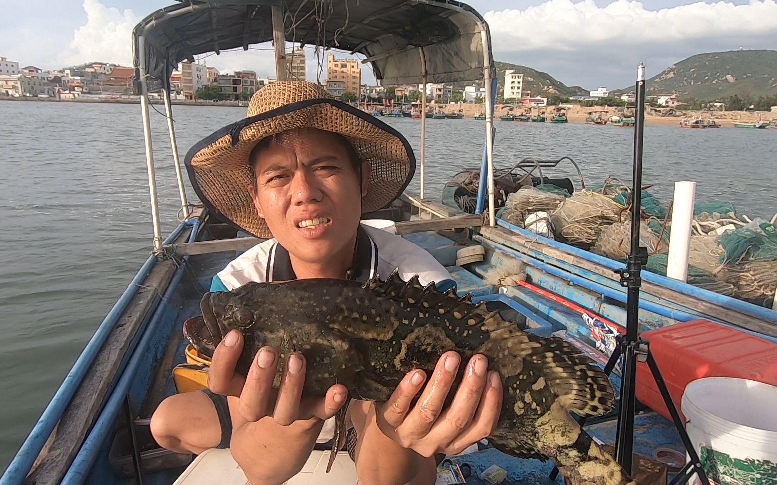 赶海凭真本事抓到如此多值钱货,阿平偷偷拿给漂亮老板娘,赚大了