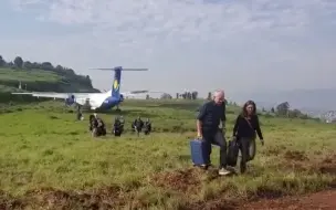 Скачать видео: 一架Dash-8降落时冲出跑道 无人伤亡