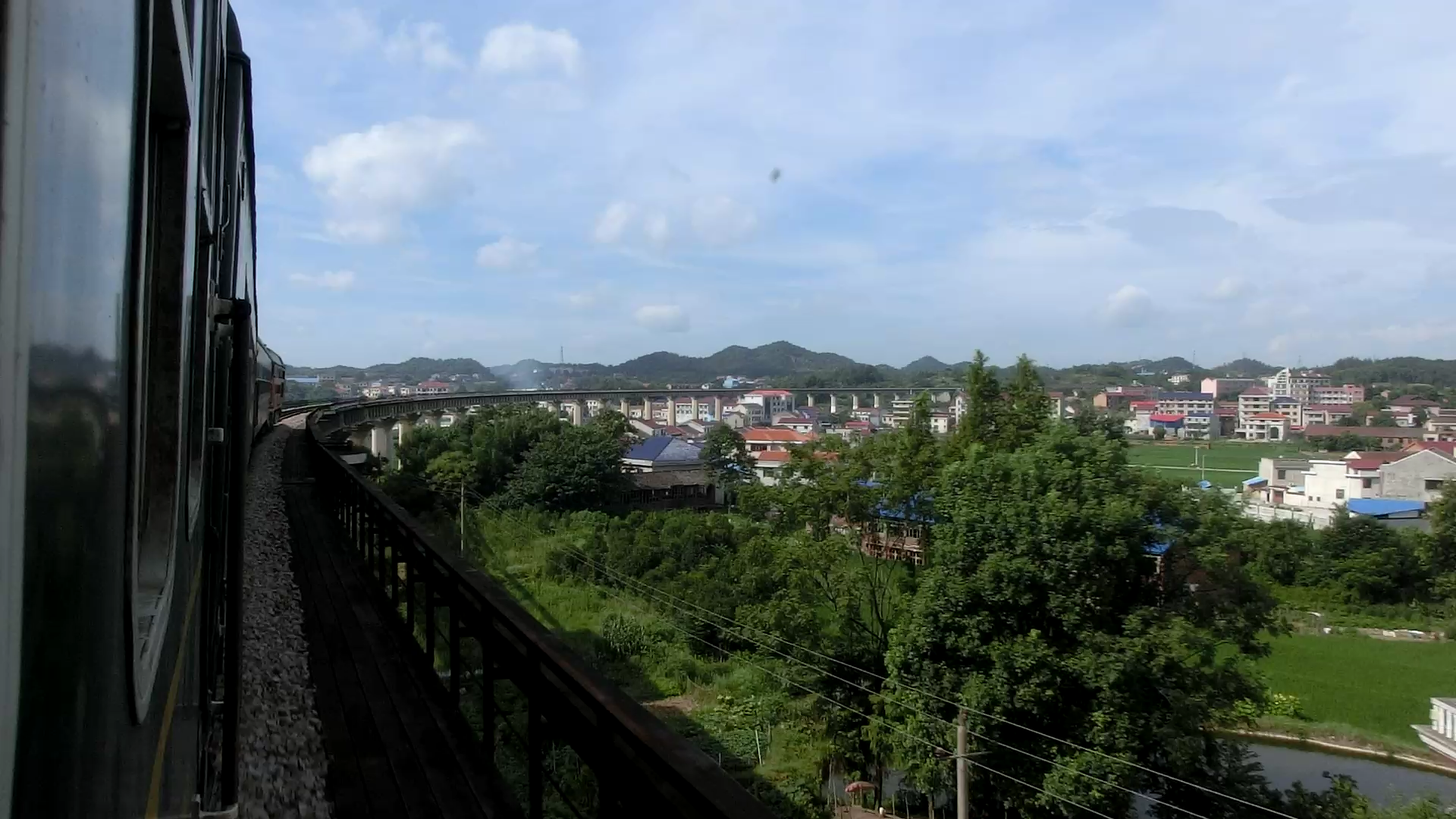 绿皮火车7273次列车高速通过益湛线西阳河特大桥