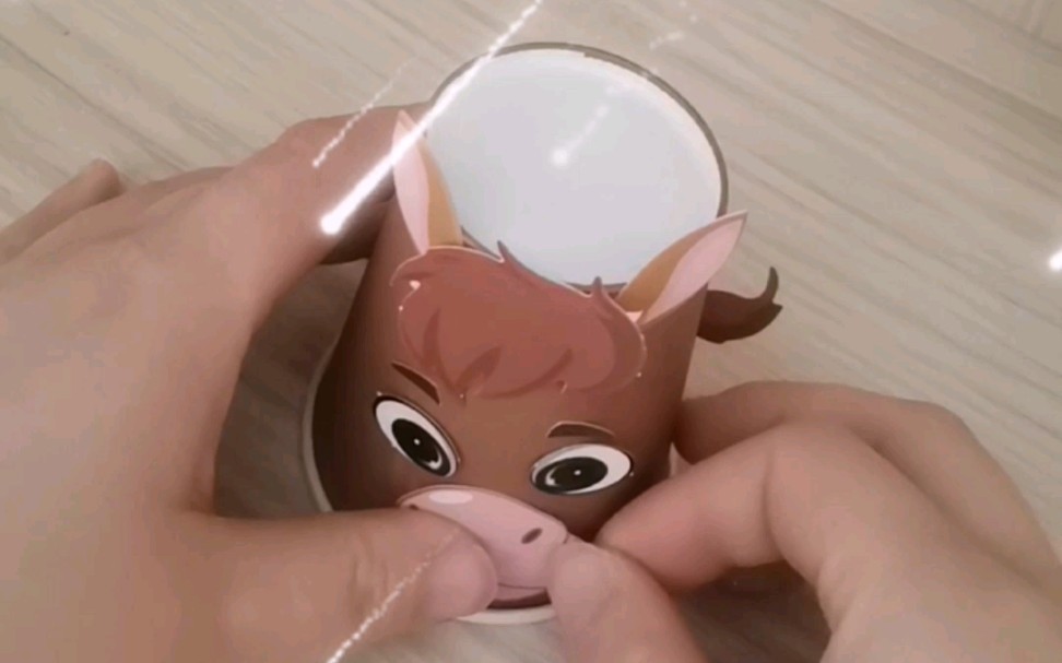 偷偷拿姑娘的diy手工材料做个纸杯马,希望她喜欢