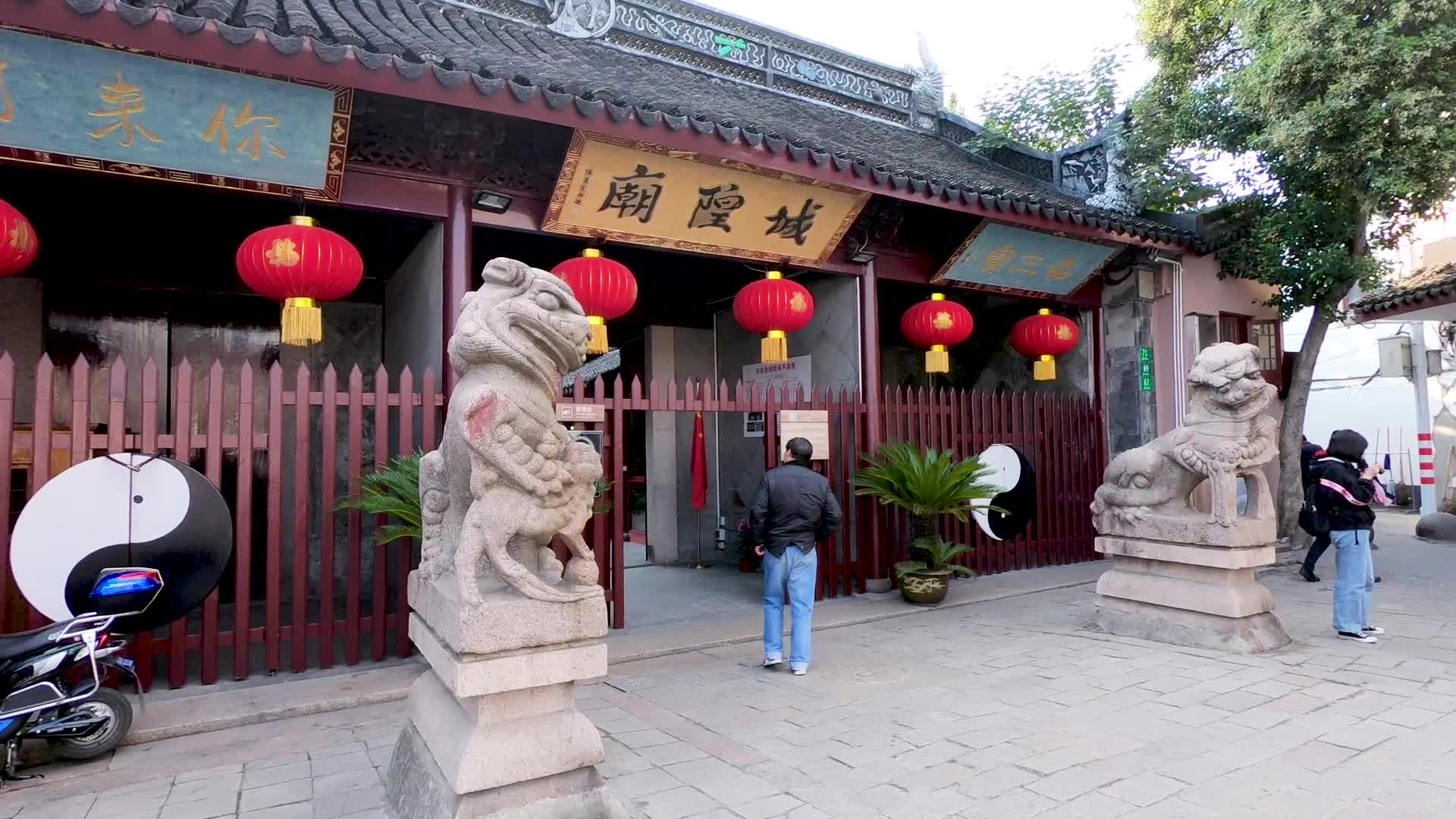 上海城隍庙的石狮子少了几分威严,多了几分灵性可爱