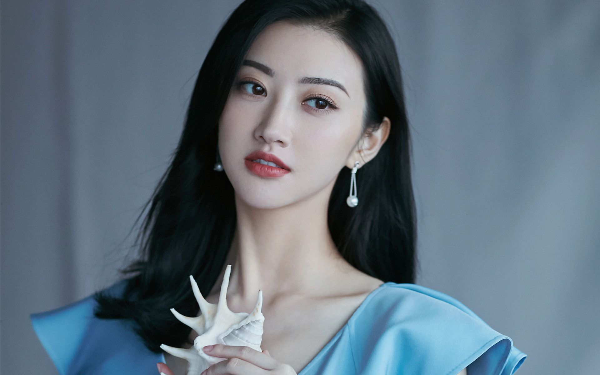 景甜这长相很治愈,安静坐在那里就是一道风景