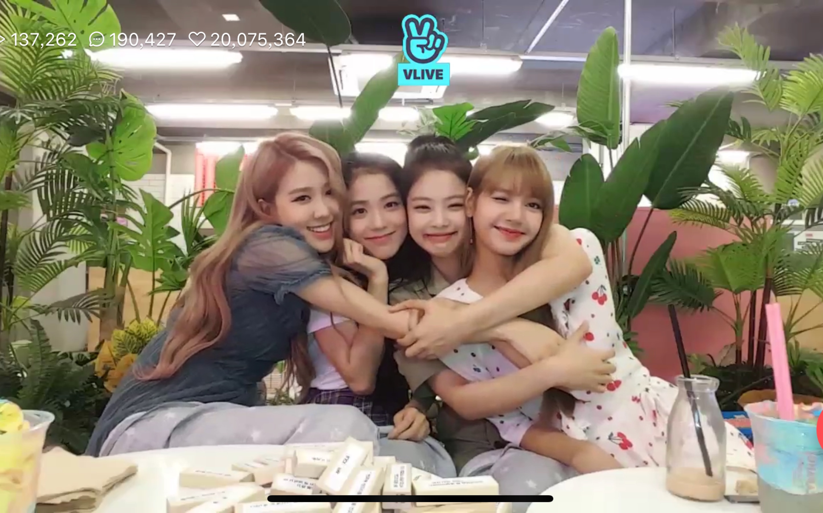 两周年快乐! 粉墨自唱生日歌 希望blackpink锤子路一直走下去吧