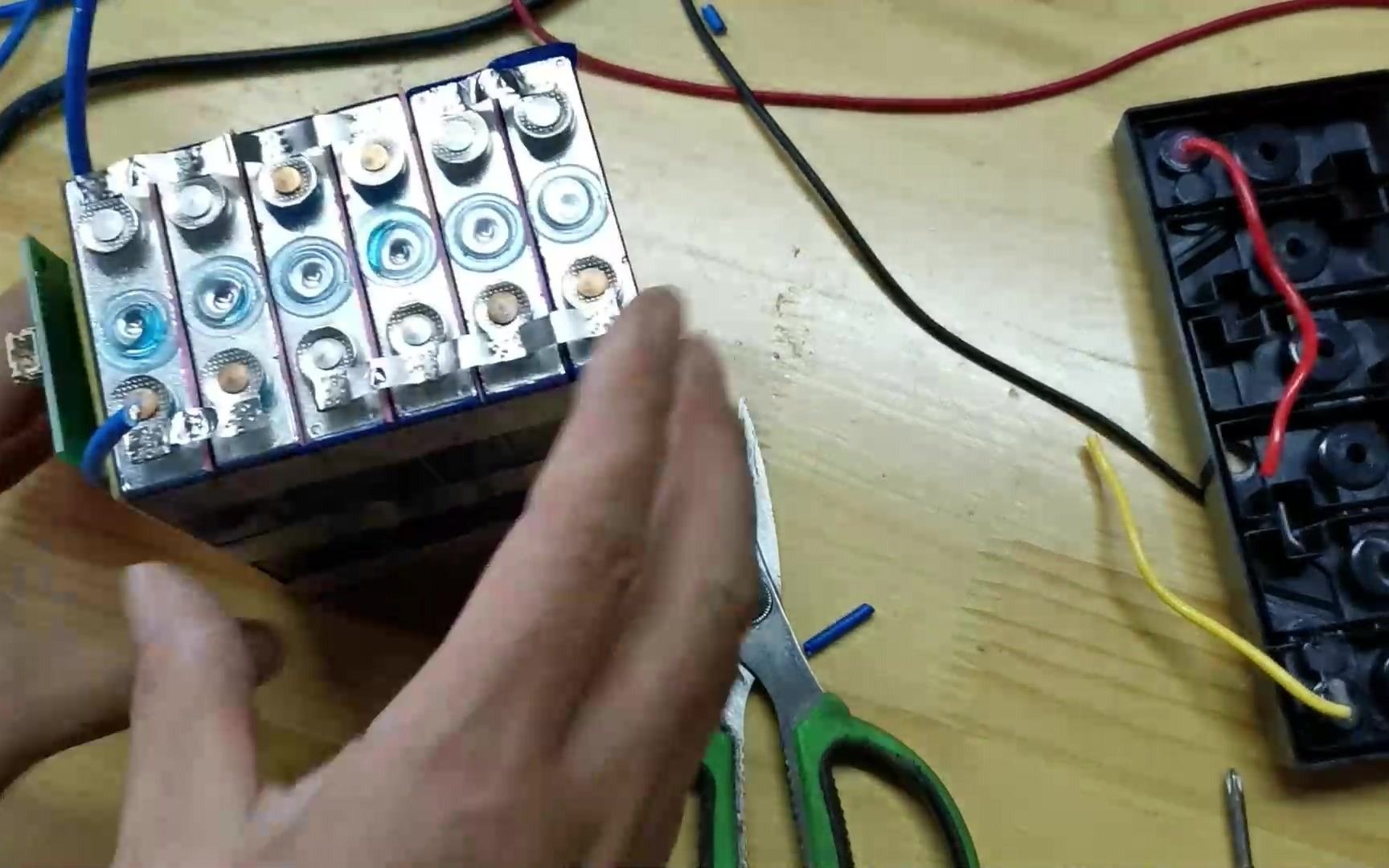 自制12伏24安时锂电池组!做好用正弦波逆变器试一下效果