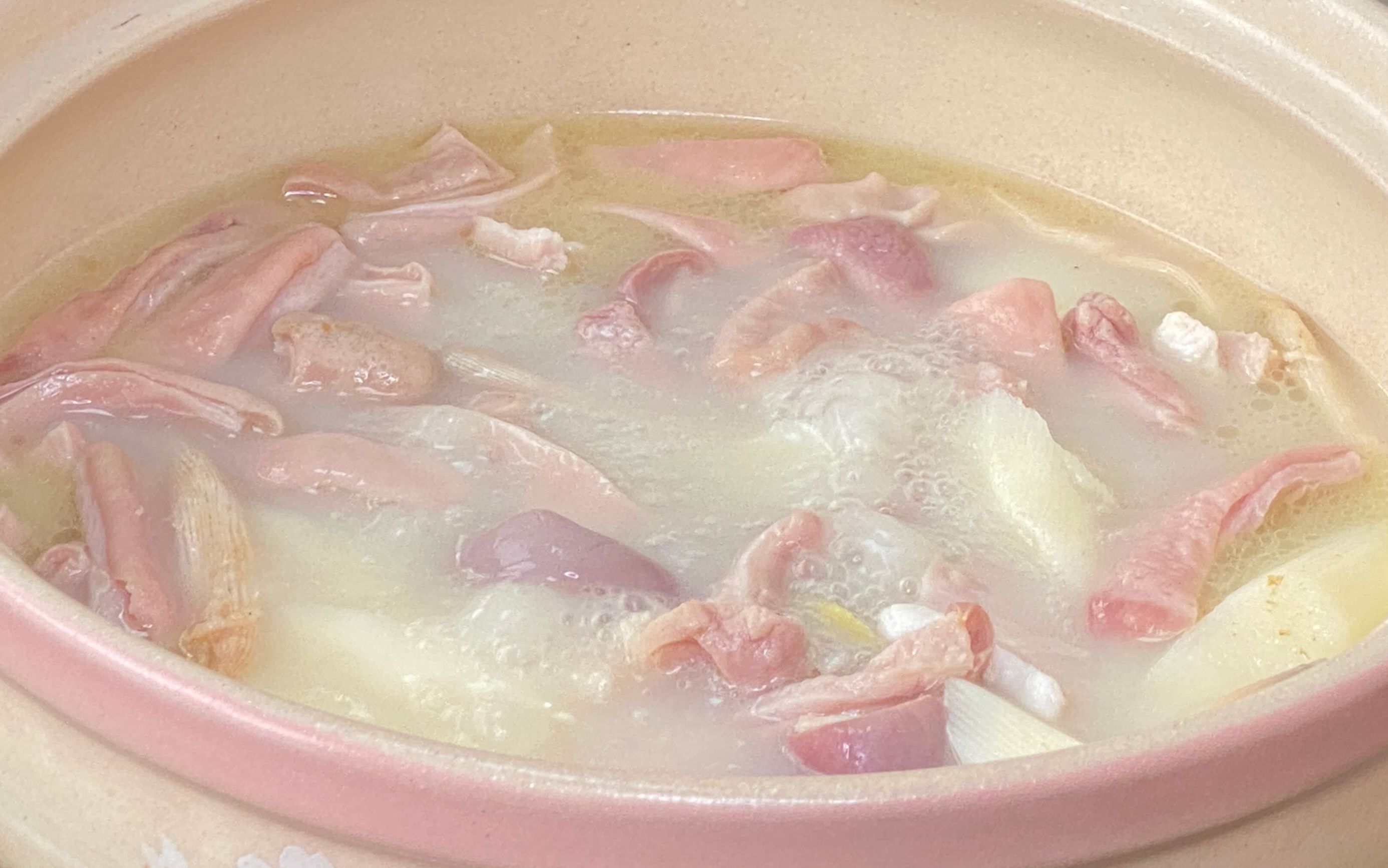 猪肚炖黄豆的营养价值及功效(猪肚炖黄豆:滋补养生的好选择)