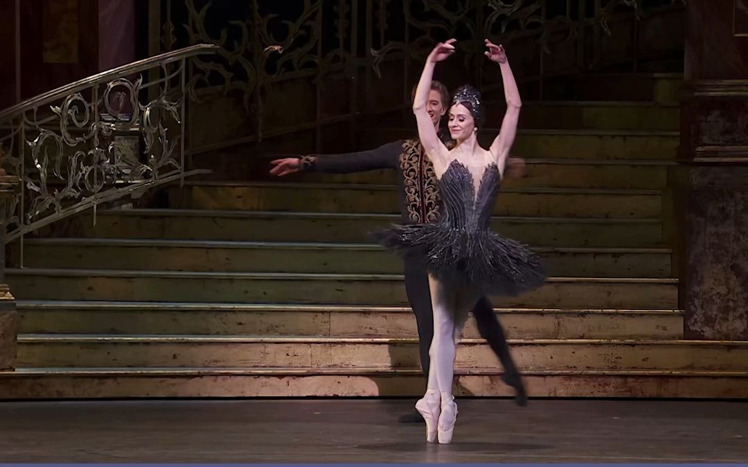芭蕾舞中最难动作"32圈挥鞭转"是如何做到的