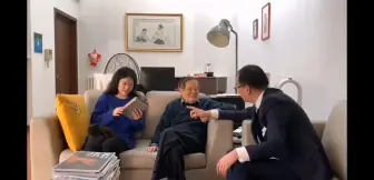 Download Video: 理论物理巨匠 102岁高龄的杨振宁先生和妻子翁帆近日在家中会见友人，精神矍铄，耳聪目明，思维清晰。