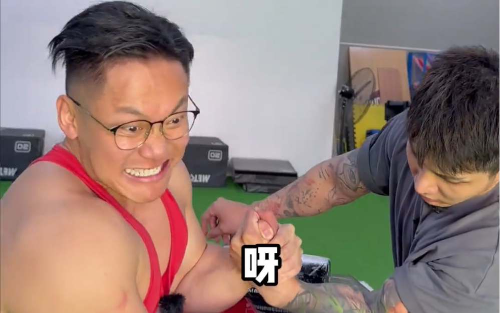 【小萝卜&魏思澄】肌肉男力气很大?掰手腕差点把小臂掰断了!