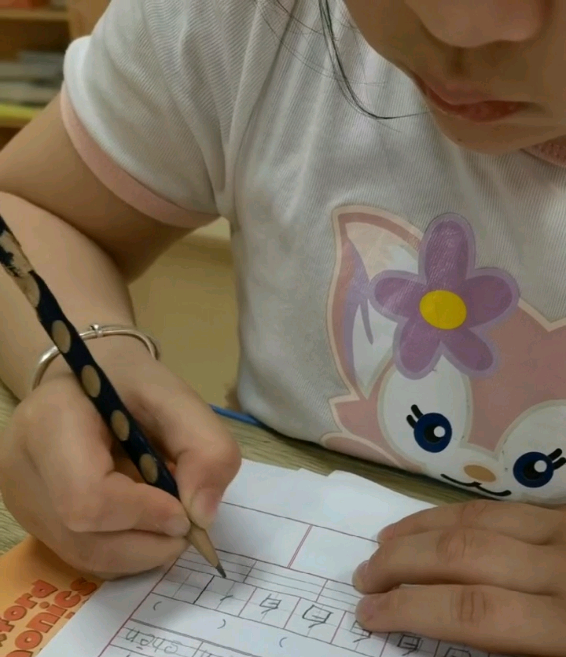 幼儿园大班小孩子练字认真又可爱