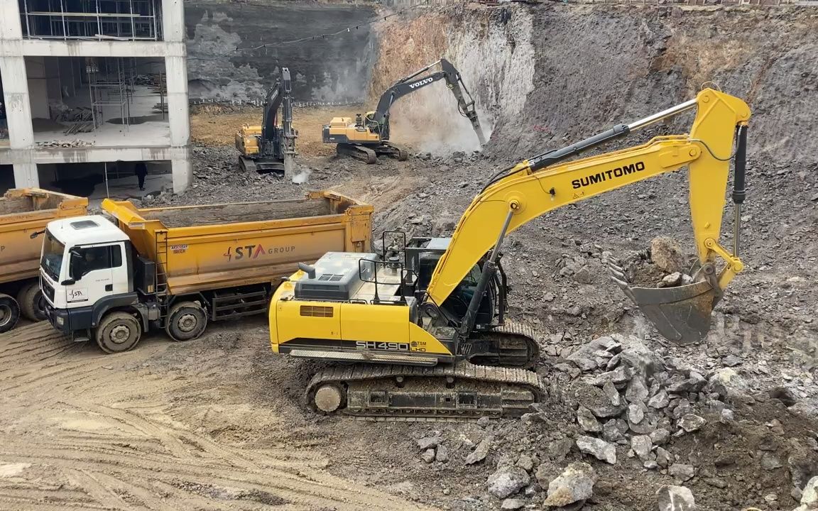 住友sh490 lhd 挖掘机在拆迁工地工作