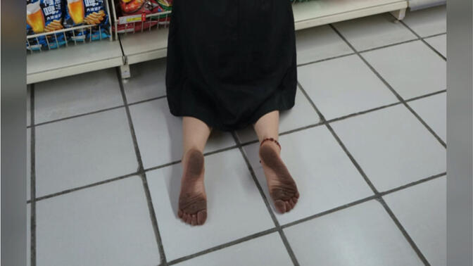 光脚逛街难免黑脚底 你见过吗