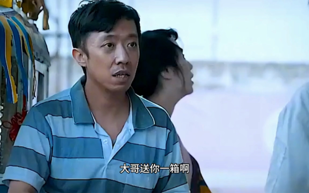 男人骑三轮加油被瞧不起下一秒亮出身份霸气反击