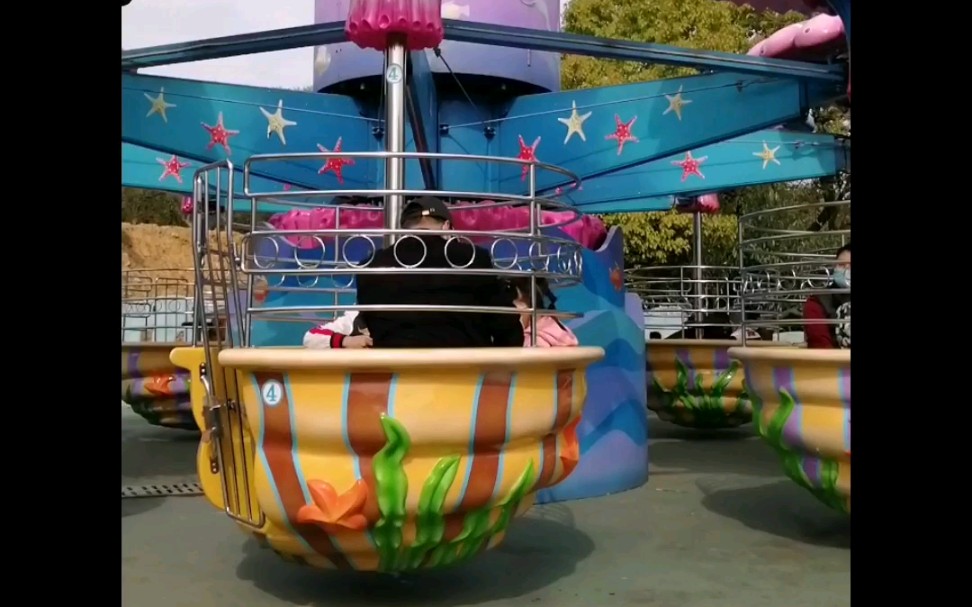 动物园的游乐项目,旋转飞车,超刺激.