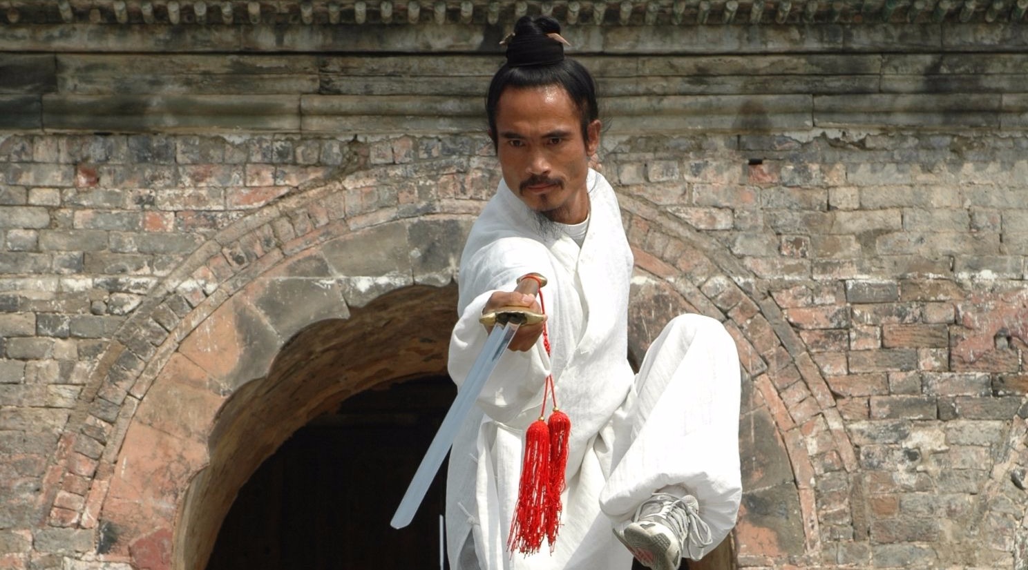 武当三丰派道长袁修刚教弟子太乙玄门剑入室三年方可学此剑法