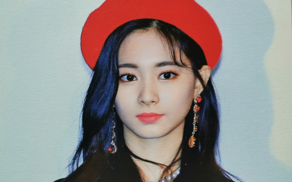 周子瑜港风黑发红唇标致的东方美人脸是在聚光灯下闪闪发光的美貌啊