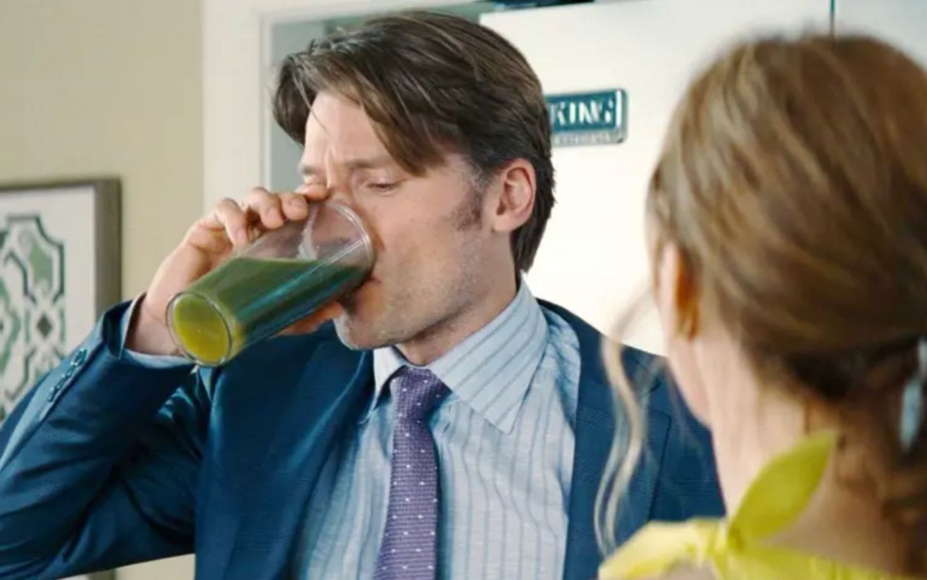 丈夫总是沾花惹草,妻子就每天骗他喝雌性激素,惩罚他!