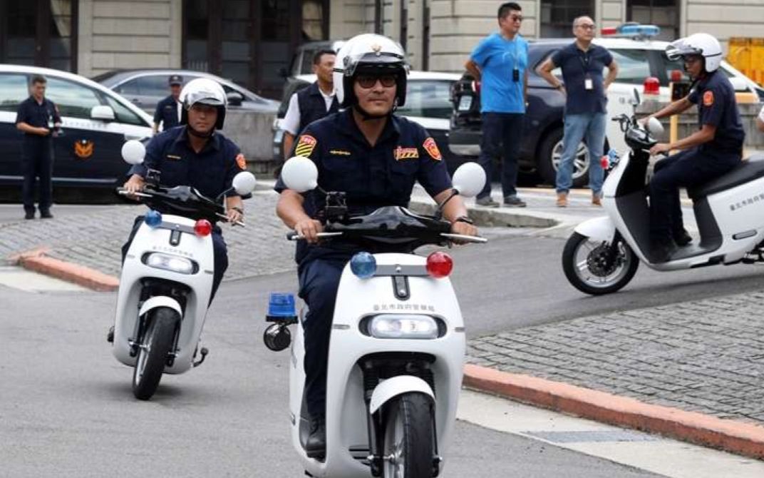 中国台湾地区警察对驾驶机动车逆向行驶的行为进行当场举发[正经更新警察][转载]哔哩哔哩bilibili