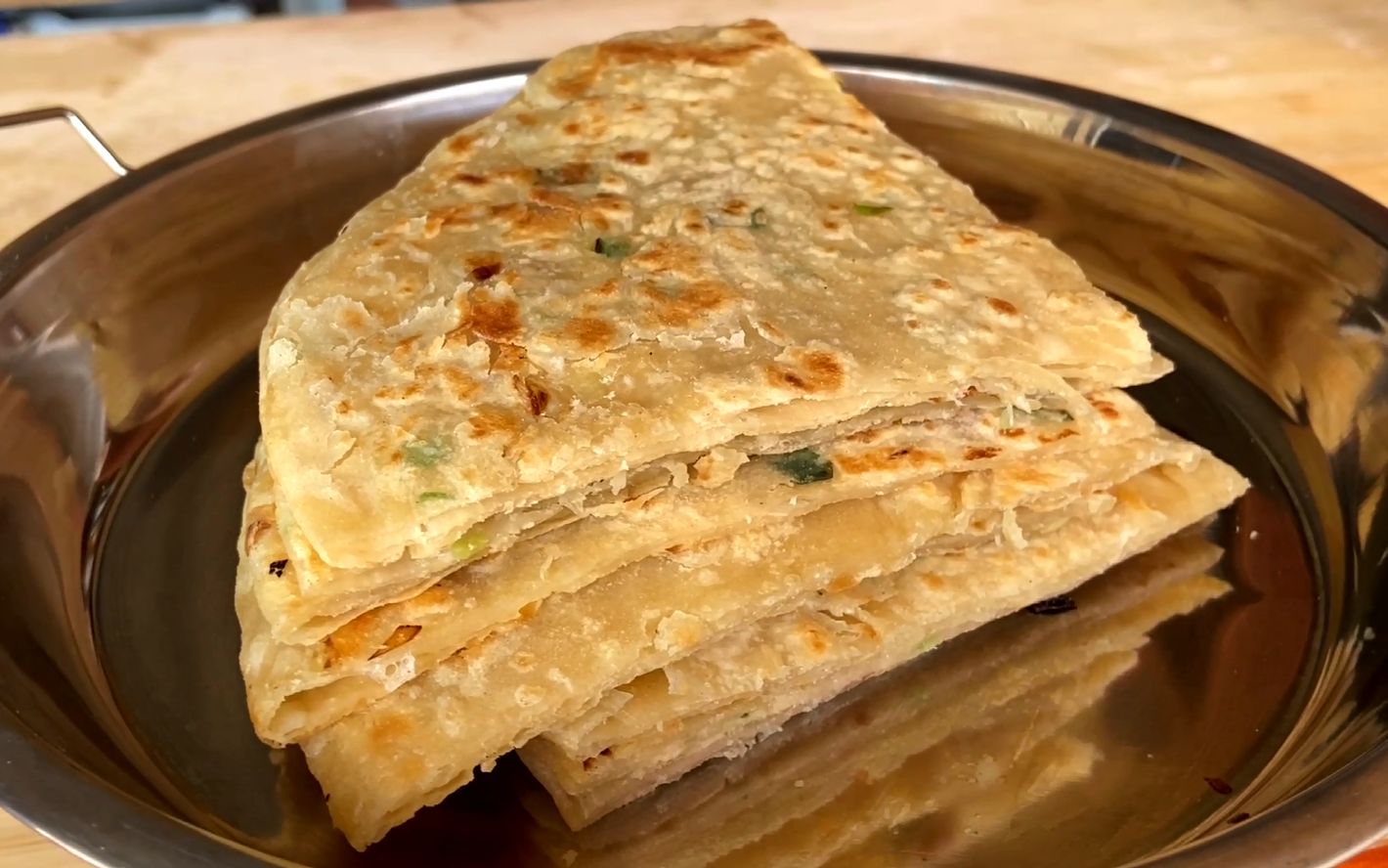 老赵做河南美食"烙油馍"又软又香,自制腌萝卜条老伴直呼太好吃_哔哩