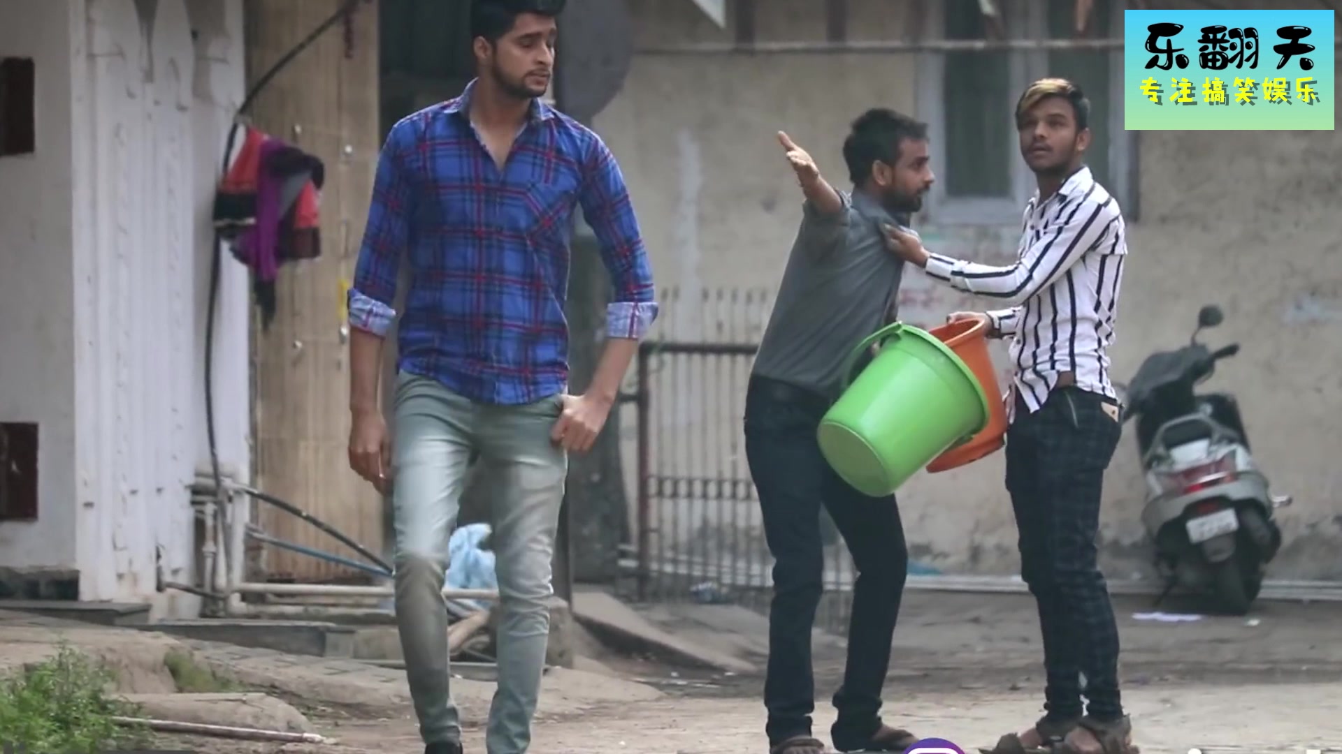 印度阿三哥用水桶在街头搞恶作剧搞笑是搞笑就是有点费桶
