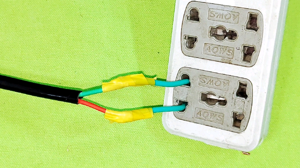 为什么严禁把电线直接插进插座里?没有插头怎么办?教你轻松解决