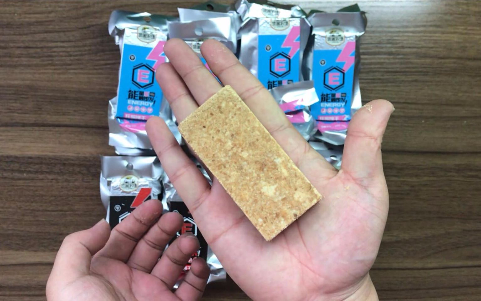 淘宝189买了箱军粮压缩饼干开箱试吃觉得味道好吃的停不下来