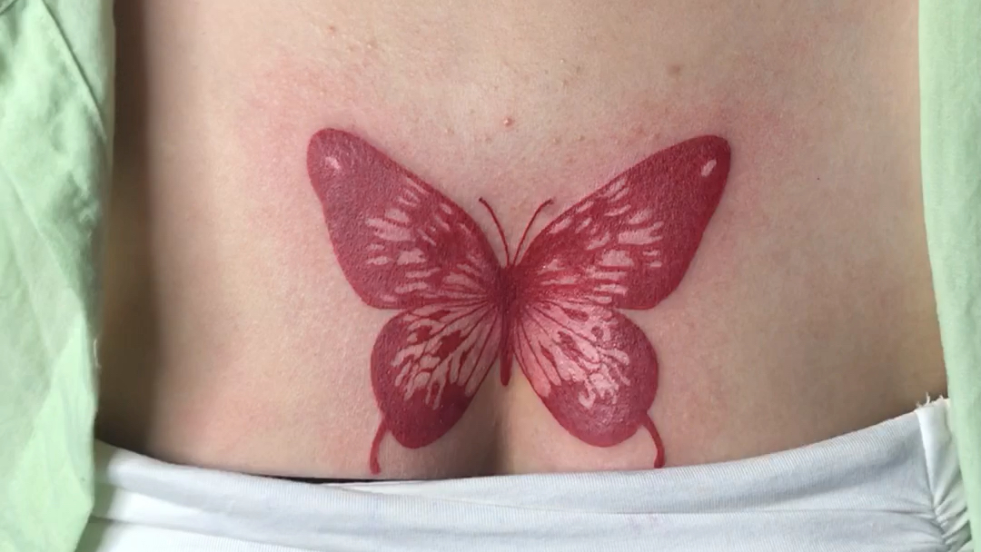 重庆纹身店 胸口红色蝴蝶纹身 升子刺青