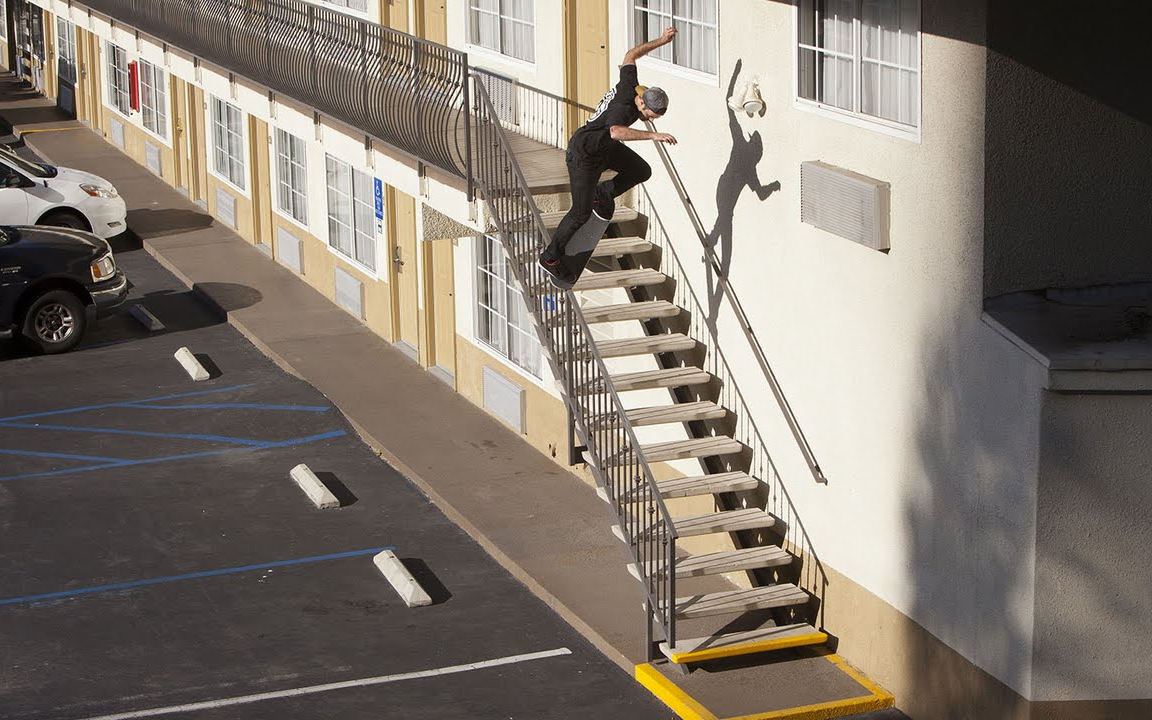 真正的滑板勇士会越挫越勇,颅骨骨折也没有吓倒他