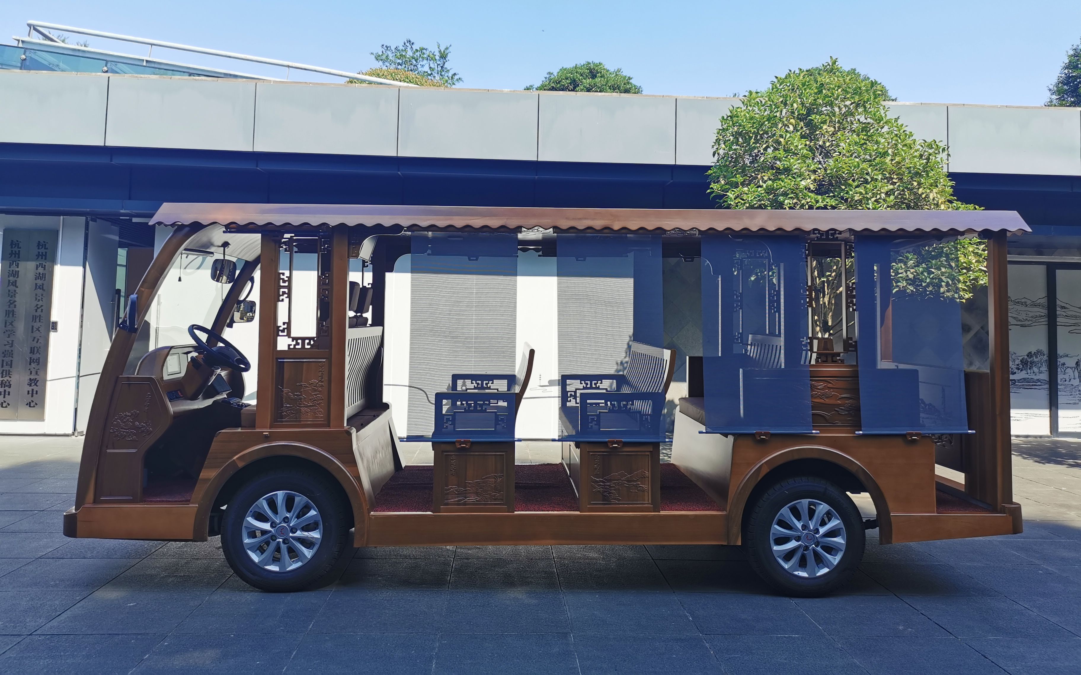 复古观光车-这个景区很古朴,配上古色古香的车子,绝美[五菱]