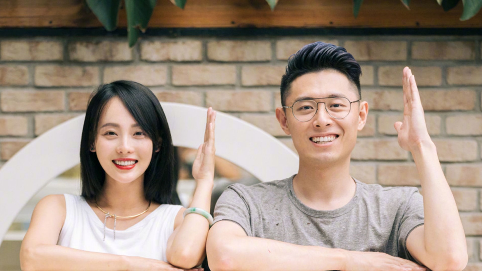 买超与美女亲密搂肩被拍,风流成性夜生活丰富,幸好张嘉倪跑得快