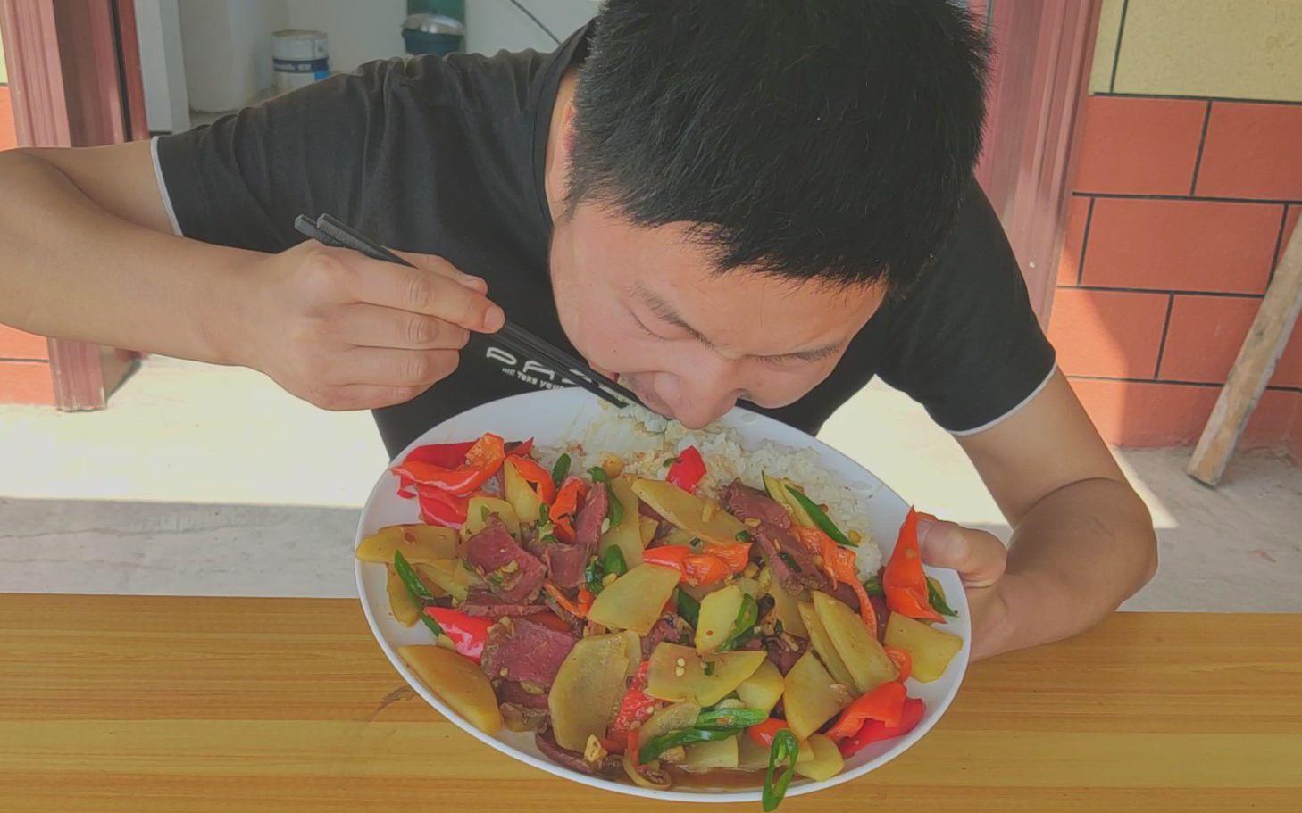 土豆烧牛肉盖饭这样做才好吃,加了一勺酱,入味哥狼吞虎咽全扒光!哔哩哔哩bilibili