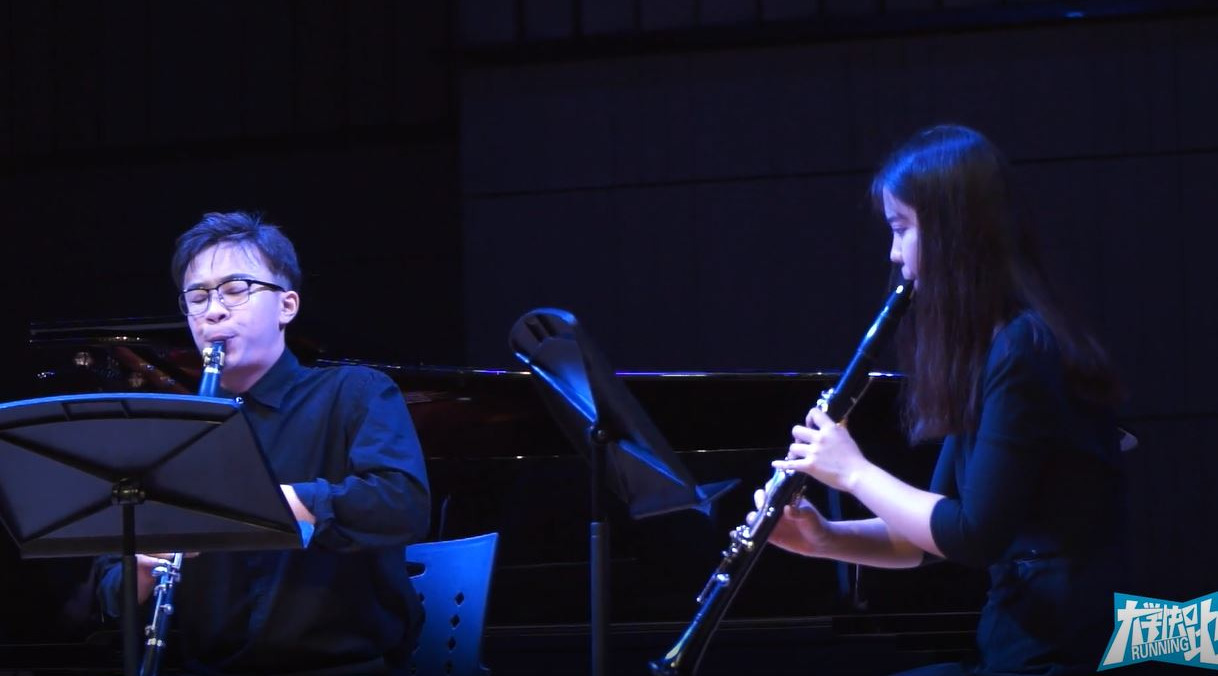 实拍美女大学生演奏单簧管,这种西洋乐器听起来很有空灵感