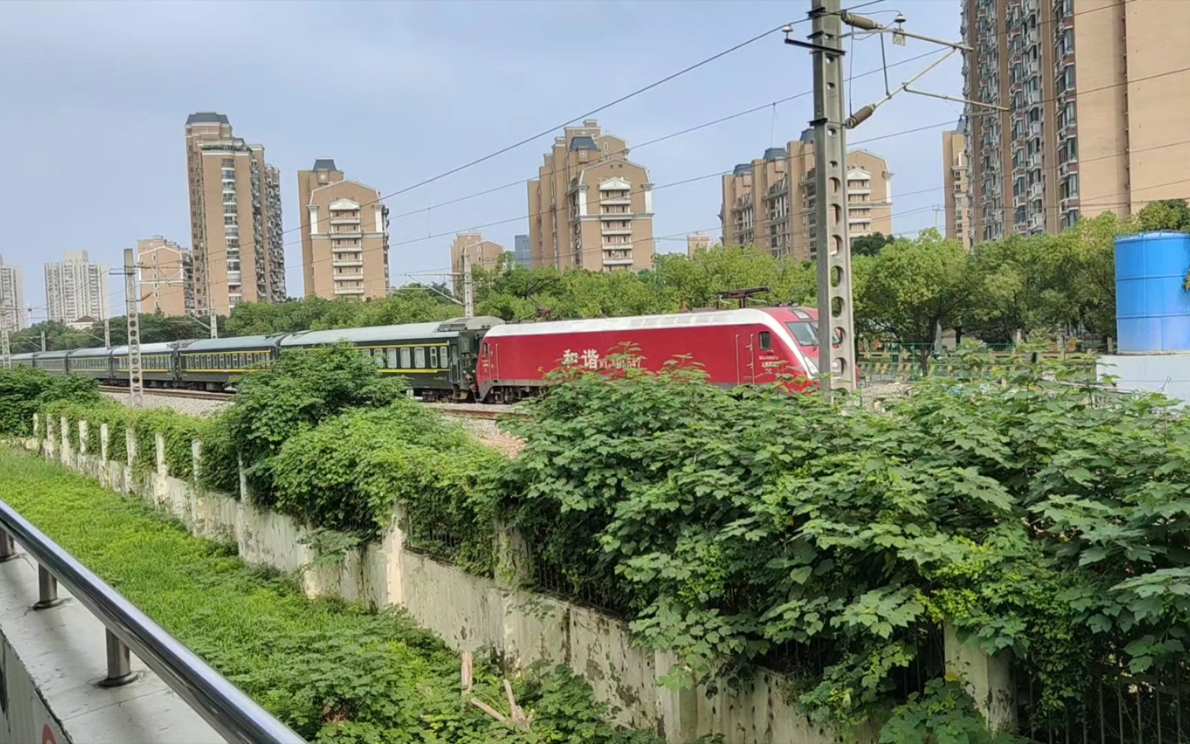 【沪昆线】k1107次(上海南～南阳)莲花路站通过,上局沪段hxd1d 0547