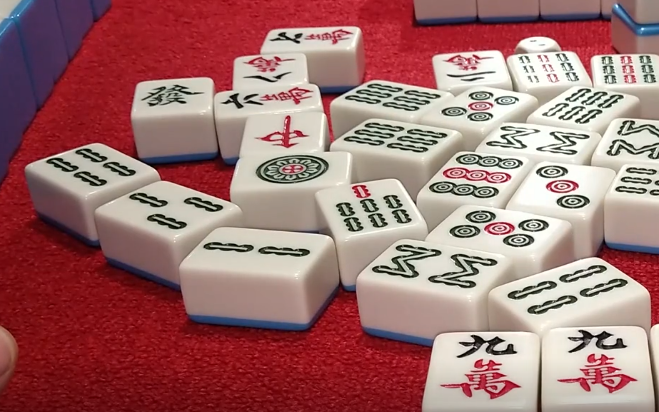 【麻将】麻将两家超大牌,却被小姐姐的小屁胡打破,真是让人哭笑不得