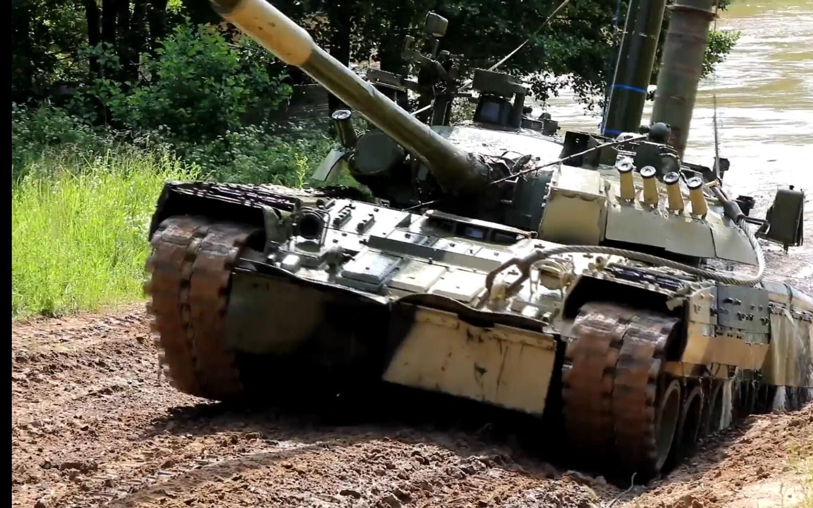 俄罗斯西部军区bmp2步兵战车开展渡河训练