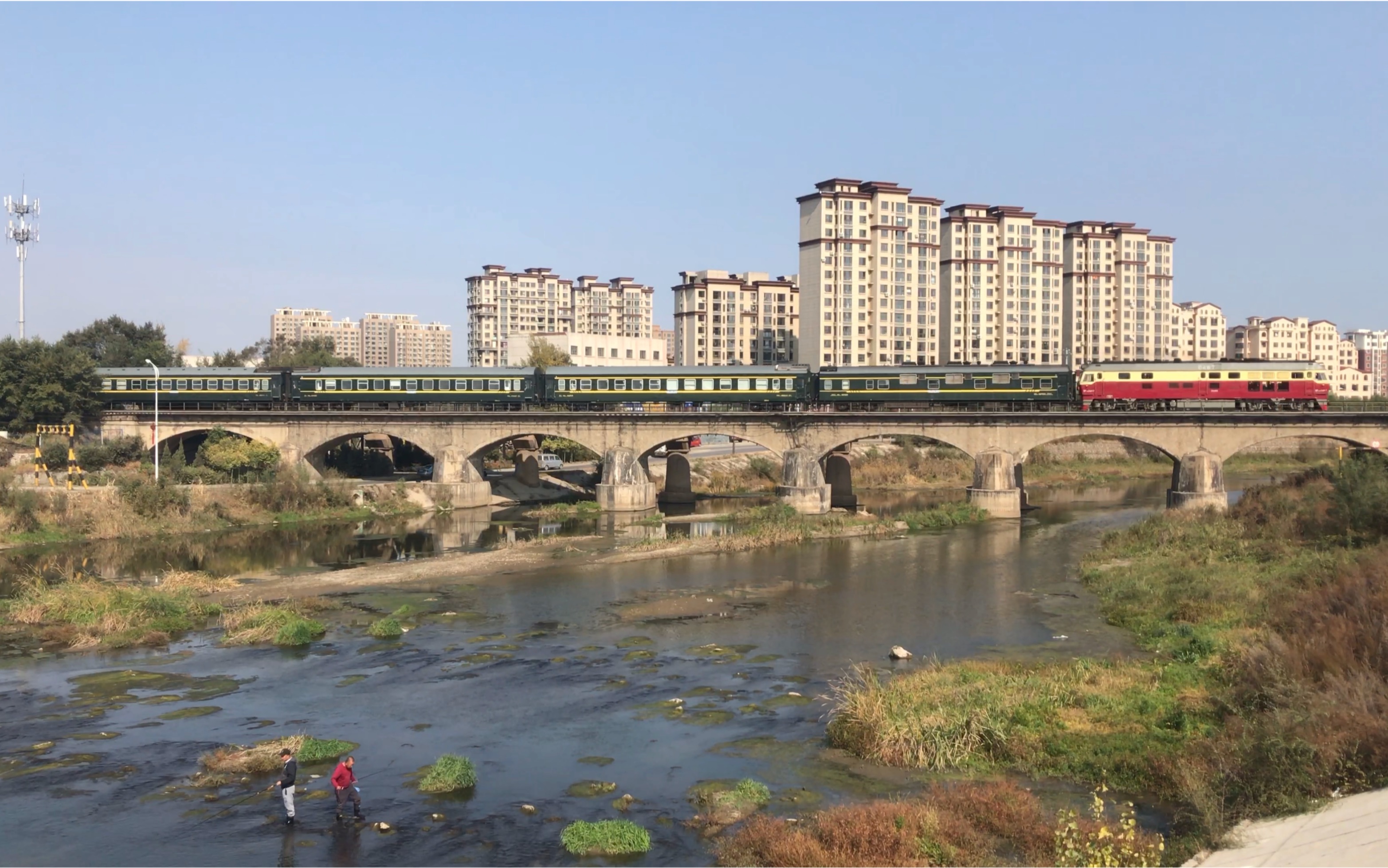 沈局梅段df4d 0467牵引k7397通过沈吉线章党铁路桥