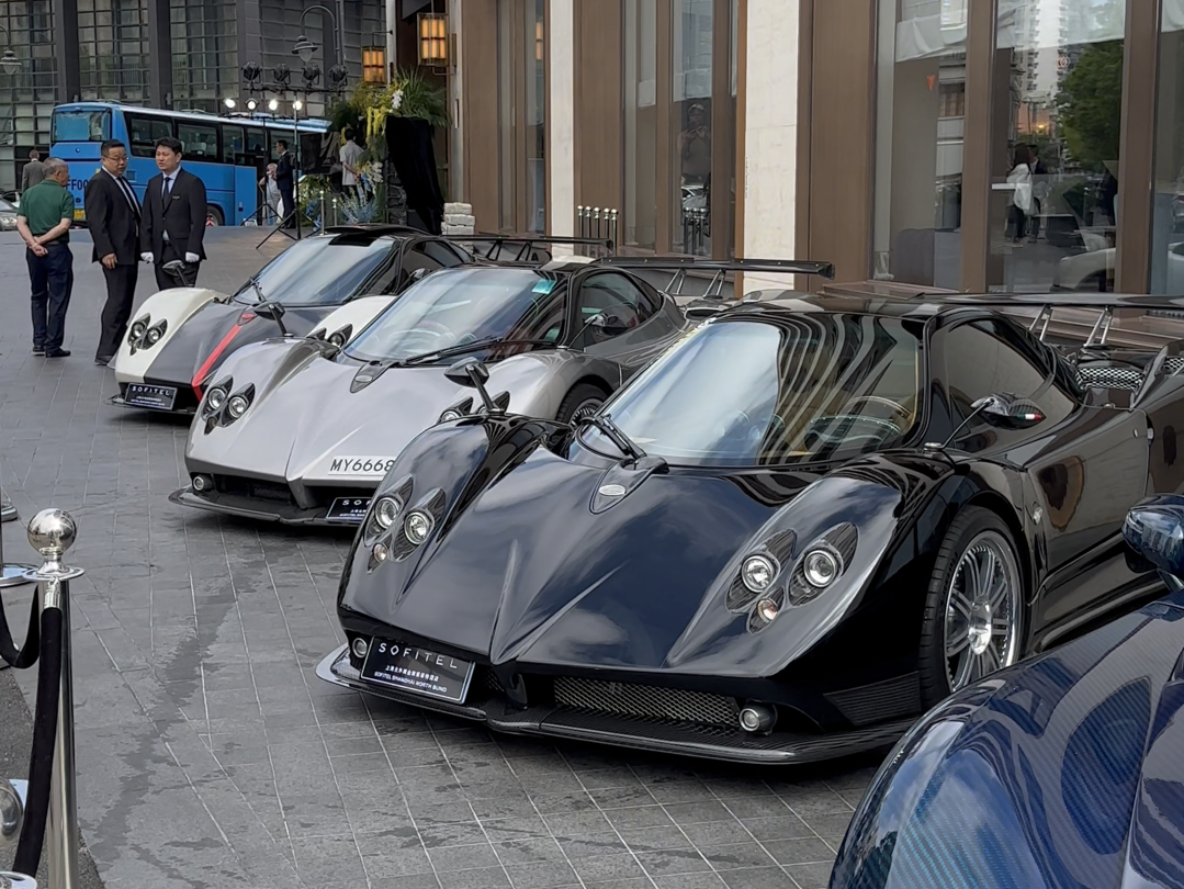 三台帕加尼风之子价值三个亿了,这场面布加迪在旁边都瑟瑟发抖