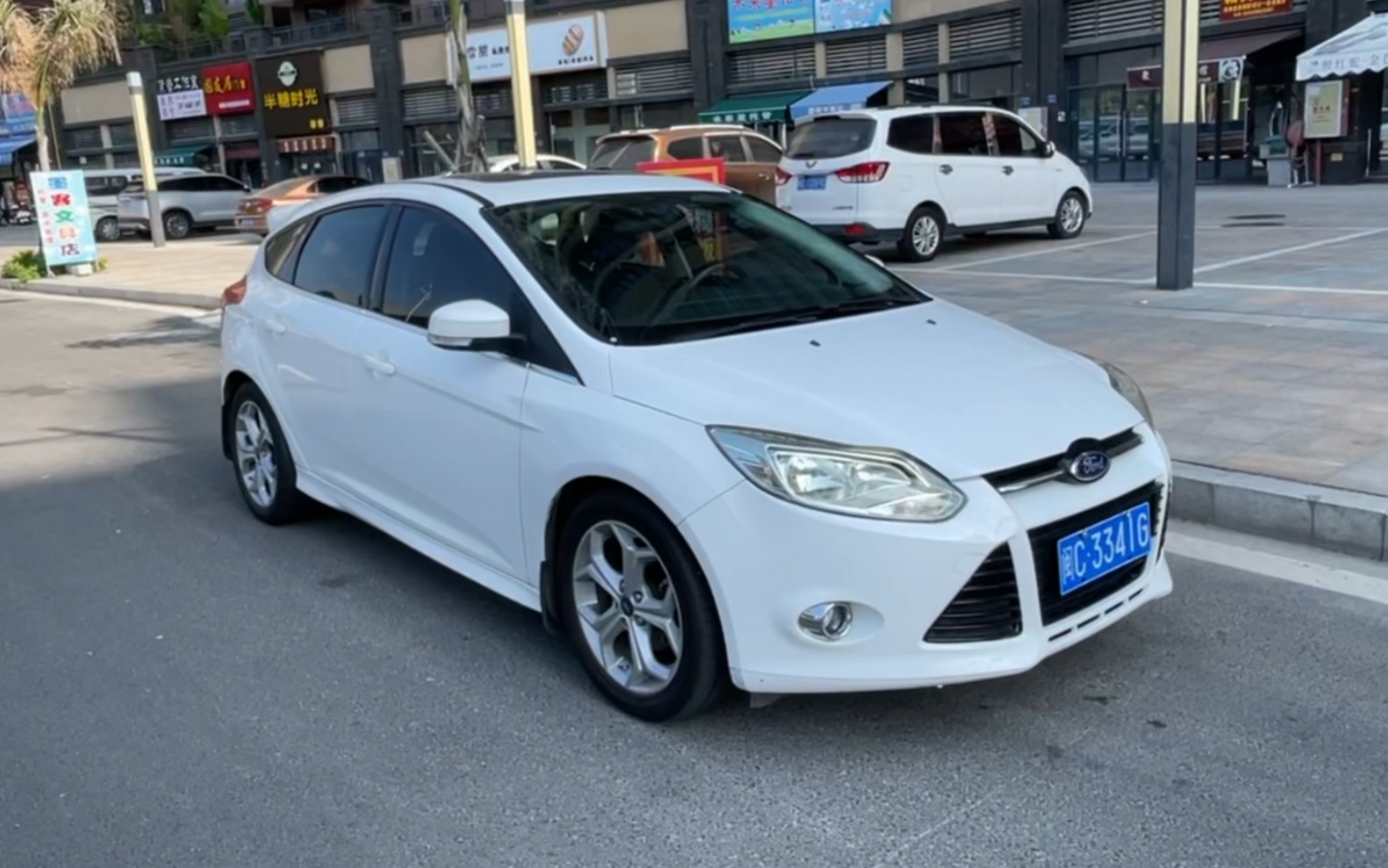 开福克斯2.0手动去公司上班,早上家里没煮,又来小区楼下光顾面线糊