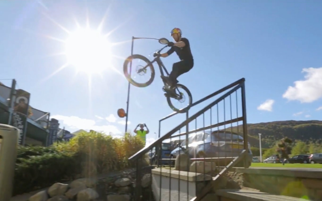 你见过这样骑自行车的吗英国街攀车手dannymacaskill在阿维莫尔镇的