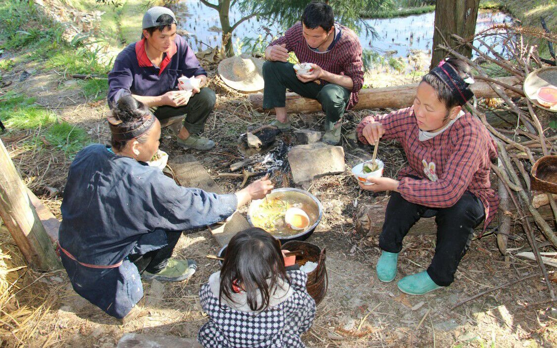 农村小伙和一家人干活虽然辛苦,但是有一锅贵州酸汤鱼吃值了