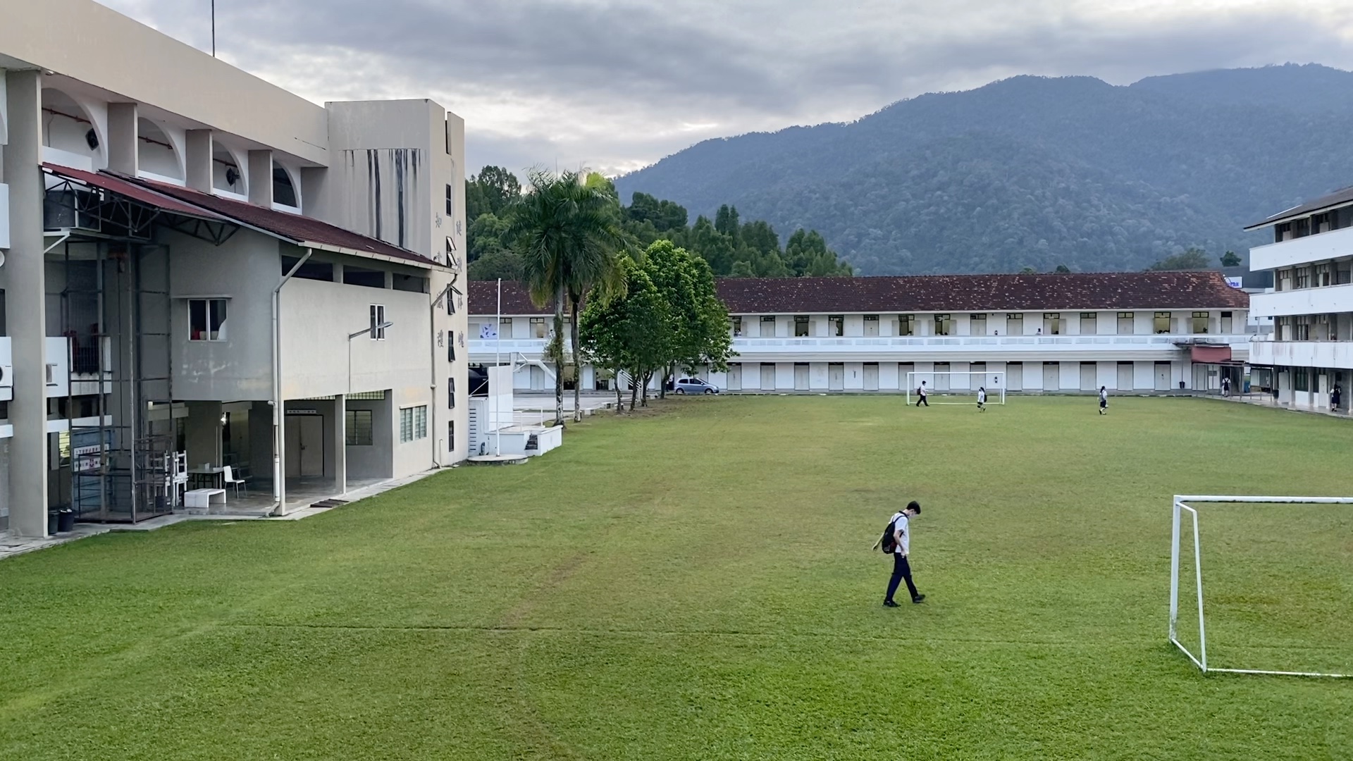 [图]关于我在小地方的学校听见《撒野》《我等你到三十五岁》这件事