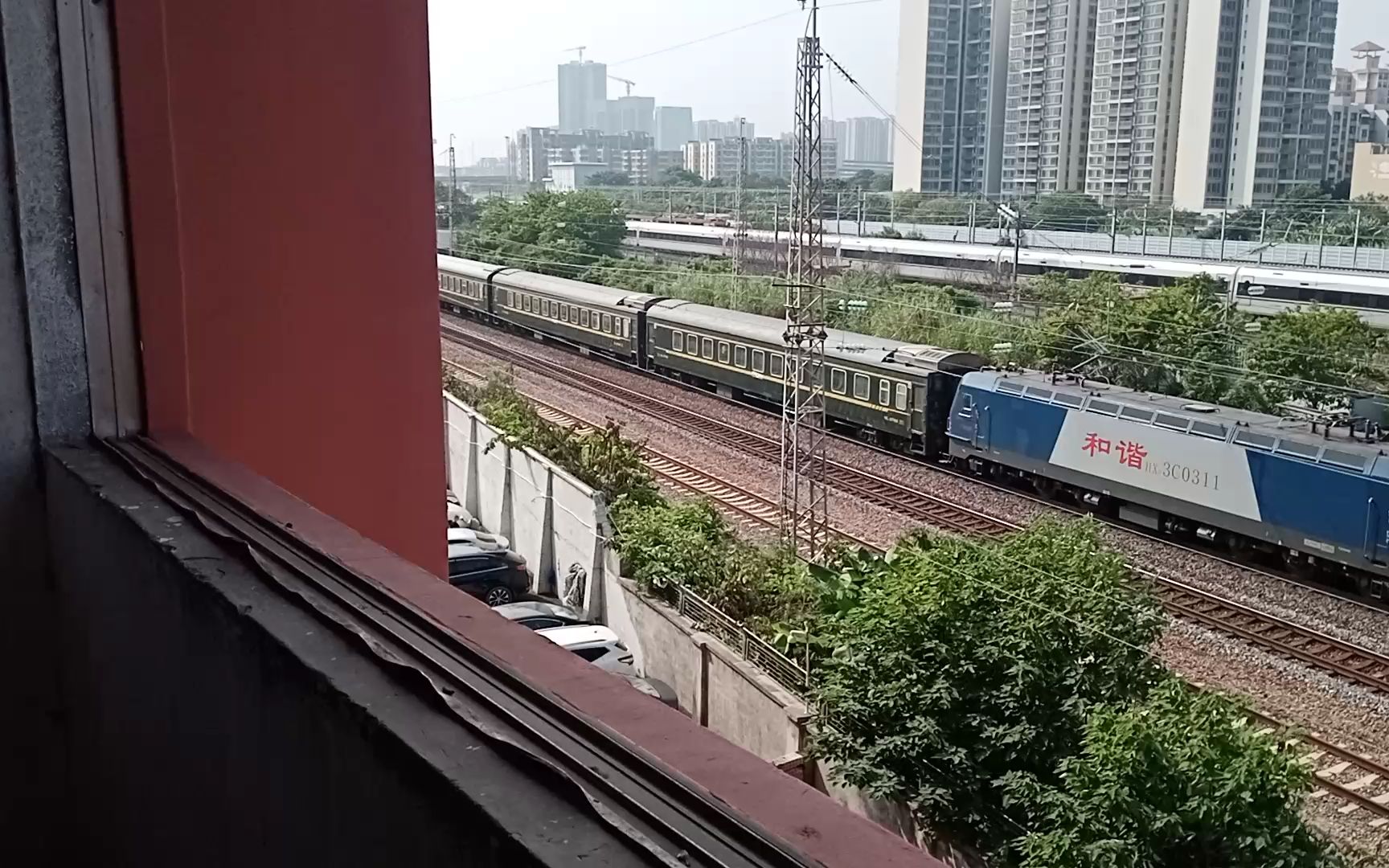 广铁长段hxd3c牵引k1348次列车从广州北站通过