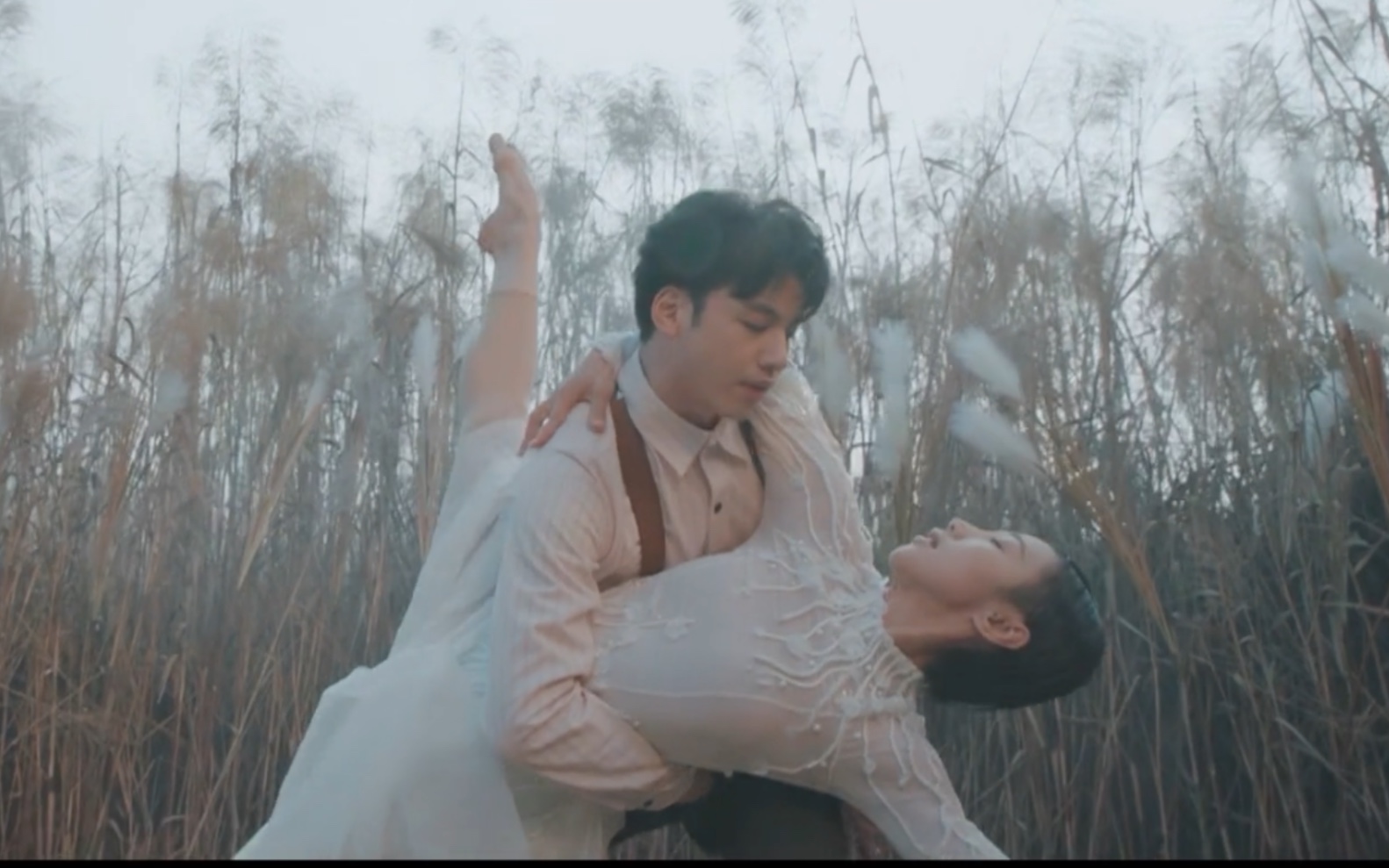 『舞于天地之间』 刘迦×谢欣 他们在洞庭湖畔恣意起舞,在天地之间