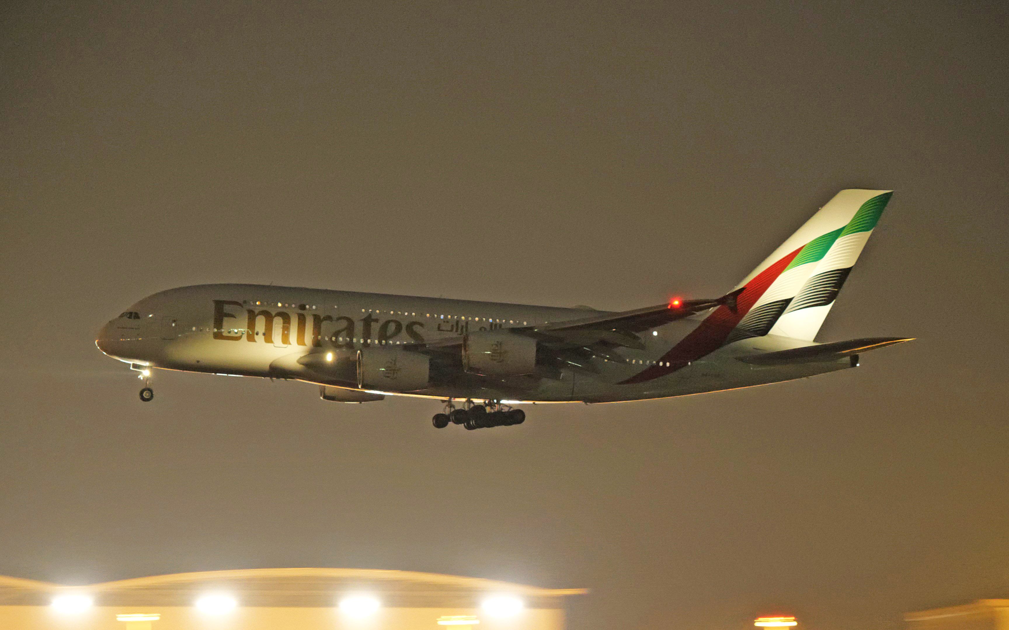 阿联酋a380新涂装,首次降落广州白云机场