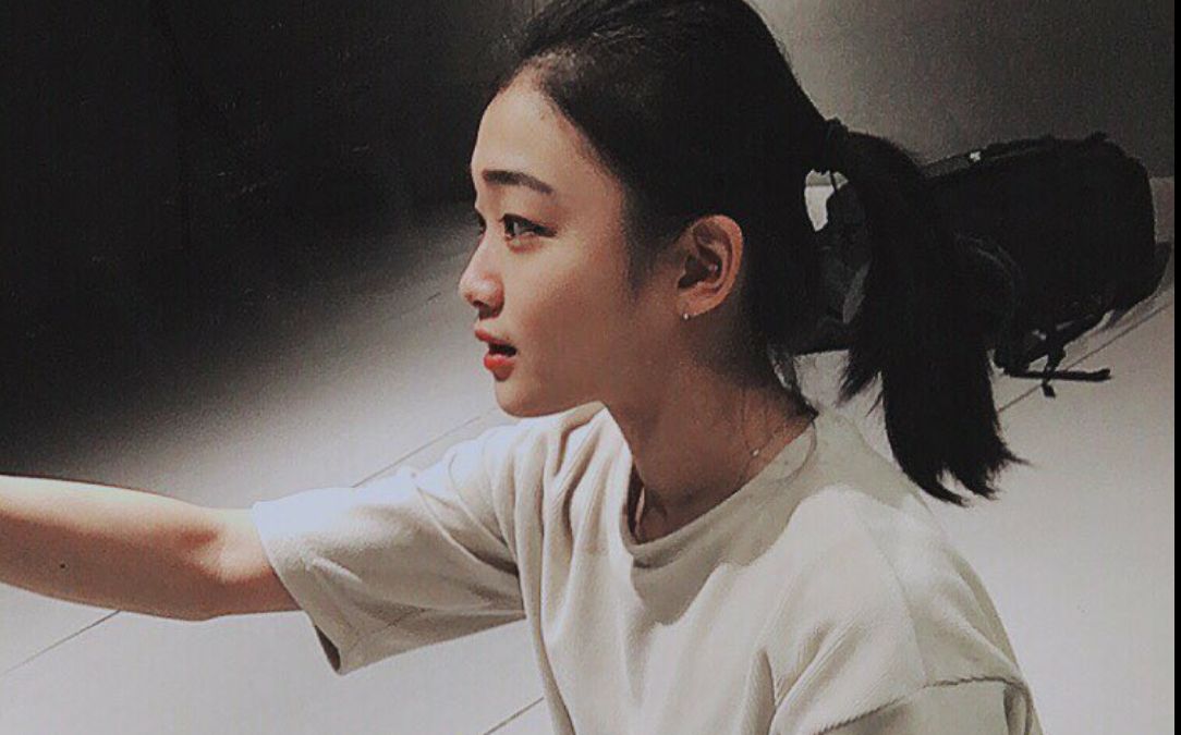 【yoojung lee】清爽可爱扎马尾和高冷帅气的笑眼妹,你喜欢哪个?