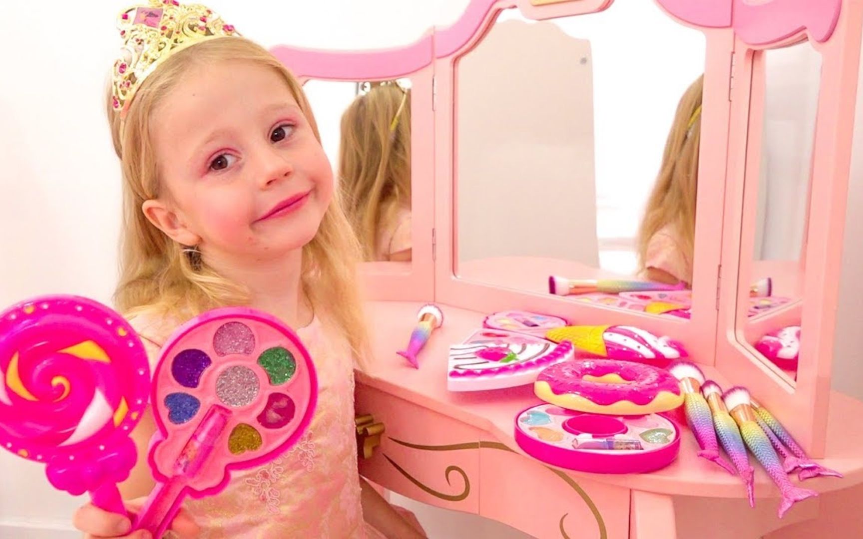 搞笑萌娃:娜斯佳假装玩化妆工具,把自己装扮成漂亮小公主!