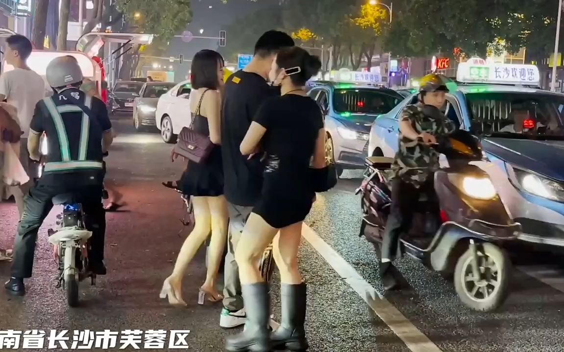 [图]街拍长沙 #路人视角街拍 #街拍美女时尚穿搭 #城市夜晚街景