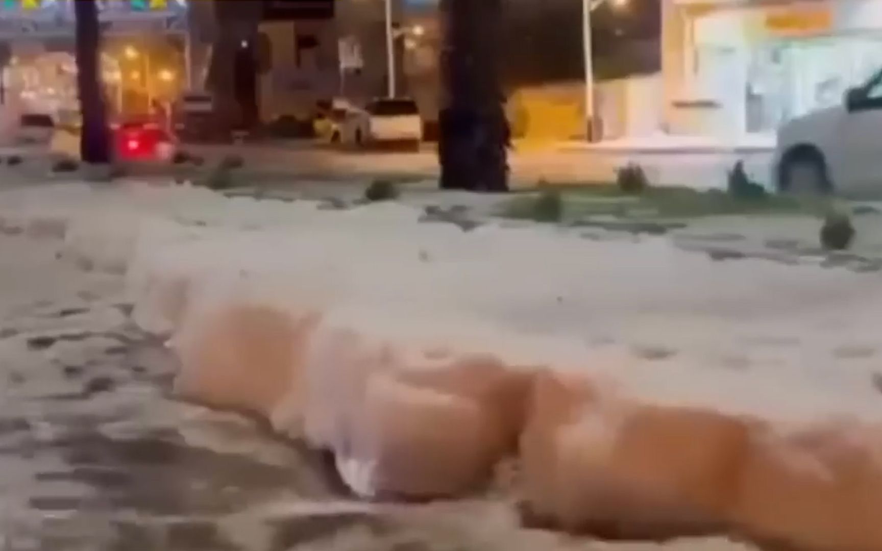 [图]沙特多地遭遇暴雨冰雹：天空黑云压顶电闪雷鸣，汽车在冰河中行驶